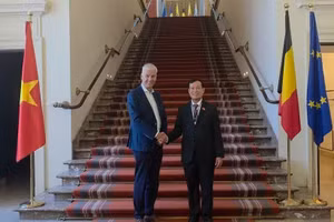 Chairman of the National Assembly's Committee for National Defence, Security and Foreign Affairs Senior Lieutenant General Le Tan Toi (right) meets with First Vice President of the Belgian Senate Andries Gryffroy. (Photo: VNA)