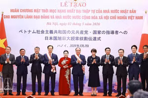 Prime Minister Le Minh Hung and Japanese Prime Minister Takaichi Sanae pose for a group photo with delegates. (Photo: VNA)