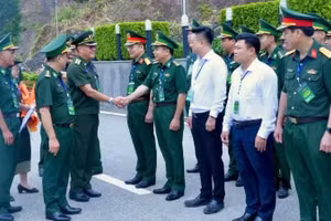 A welcoming ceremony for the delegation of young Lao border officers was held at Thanh Thuy Border Gate on the morning of July 3. (Photo: nhandan.vn) 