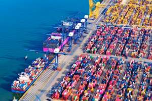 The Lach Huyen Port Complex is making a strong breakthrough, becoming a symbol of Hai Phong City's aspiration to conquer the seas, deepen international integration and achieve sustainable development in the new era. (Photo: LE DUNG)