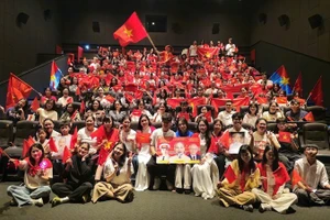 Young people are eager to watch “To Quoc Trong Tim: The Concert Film”.