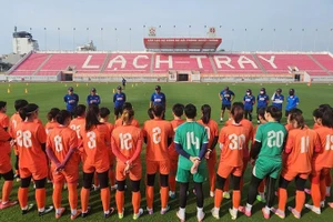 Members of the Vietnamese women's team practice at Lach Tray Stadium. (Photo: VFF)