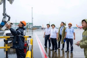 Authorities inspect the securing and reinforcement of facilities and assets at Noi Bai International Airport. (Photo: NDO)