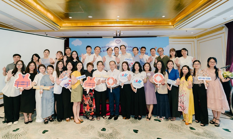 The delegates pose for a group photo at the event. (Photo courtesy of the organisers) 19-7-daibieu.jpg