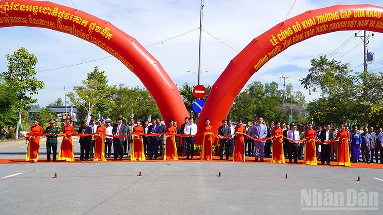 Opening ceremony of the Thuong Phuoc–Kaoh Roka international border gates. 19-8-dong-thap-2.jpg