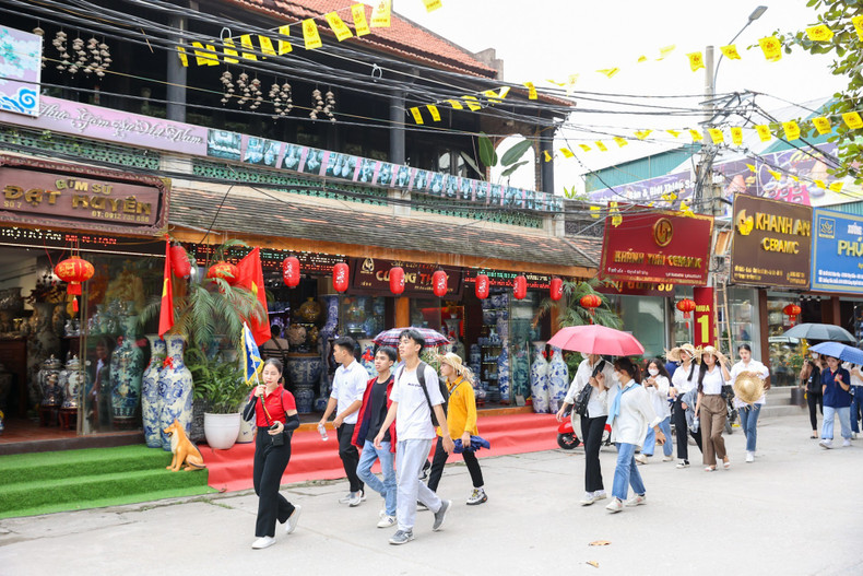 Tourists visit the ancient village of Bat Trang. (Photo: GIANG NAM) 19-8-h6.jpg