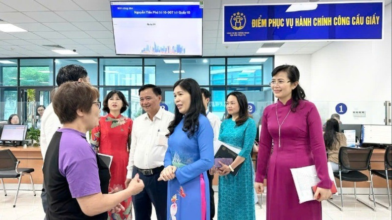 Leaders of Cau Giay Ward talk with people coming to do administrative procedures. (Photo: HA PHONG) 19-8-h7.jpg