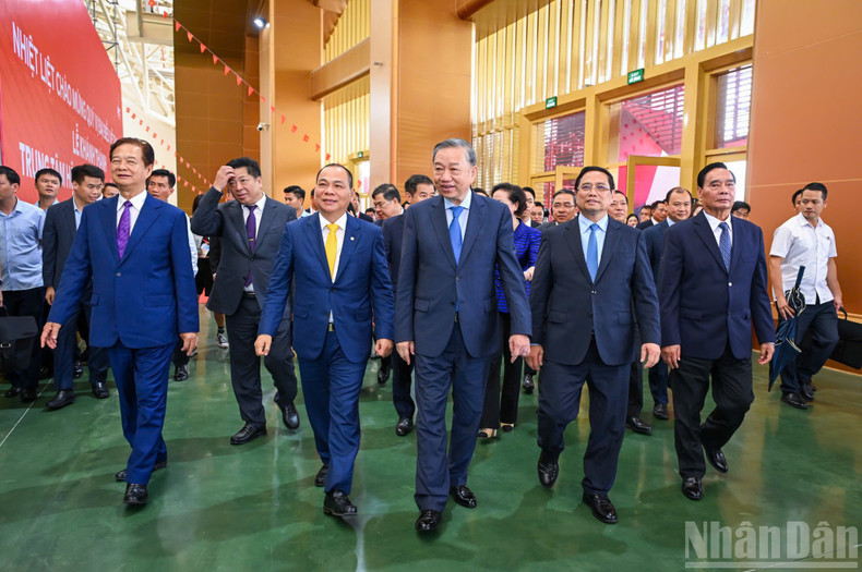 After performing the ribbon-cutting ceremony and groundbreaking and inauguration ceremony for key projects and works, General Secretary To Lam, Prime Minister Pham Minh Chinh and delegates visit the National Exposition Centre. 19-8-e2.jpg