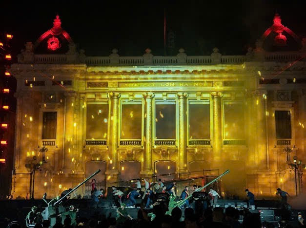 Ha Noi Opera House, where 80 years ago the Viet Minh forces turned the Tran Trong Kim Government’s forum into a revolutionary propaganda rally, calling for a general uprising. (Photo: VIET THANH) 19-8-h3.jpg