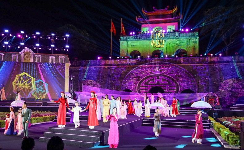 The Ao Dai Festival was held at Thang Long Imperial Citadel to honour the heritage value of Thang Long-Ha Noi. (Photo: DANG ANH) 19-8-h8.jpg