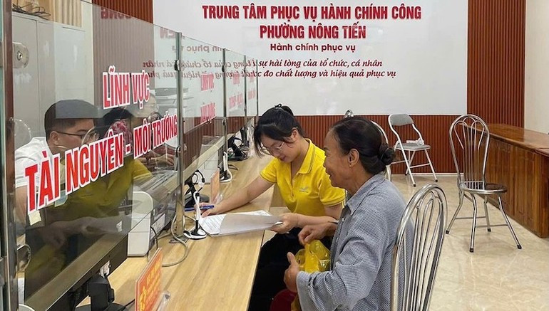 Tuyen Quang Province Post Office staff support people at the Public Administration Service Centre. 9-7-hotro2.jpg