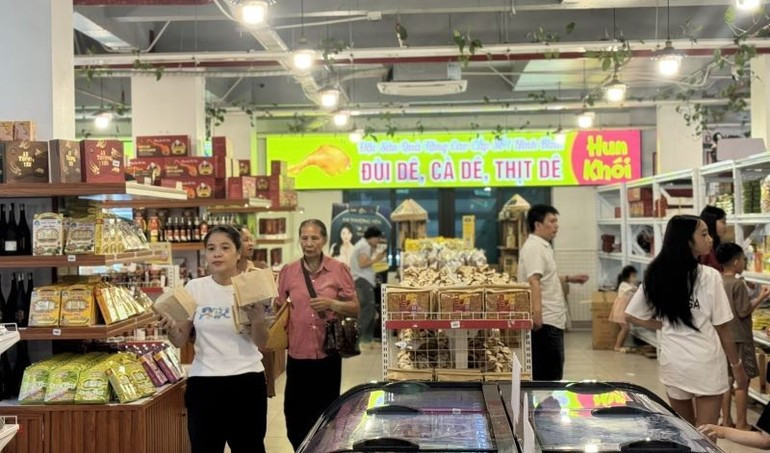 Shopping at shopping malls, supermarkets, convenience stores, etc. is becoming more and more popular. (Photo: HNV) 29-7-bl4.jpg