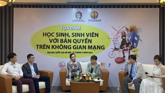 A discussion to raise awareness of copyright in cyberspace for students. 31-10-b2.jpg