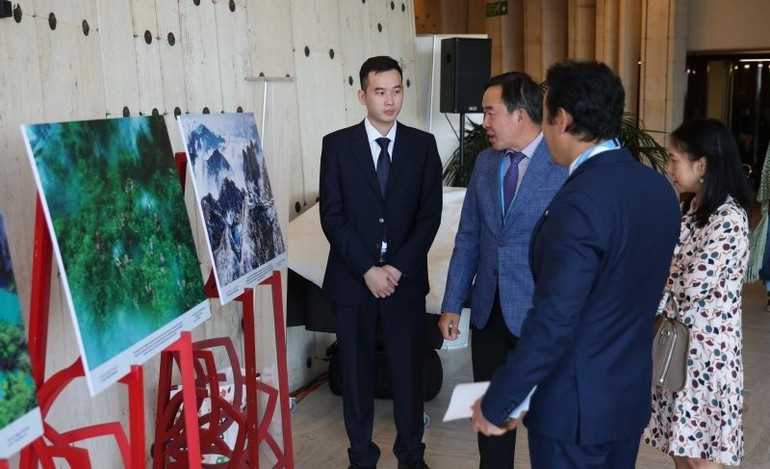 The exhibition receives much praise from diplomats and visitors. (Photo courtesy of the Permanent Office of the Vietnamese Government’s Steering Committee for Human Rights) 1-7-trienlam2.jpg