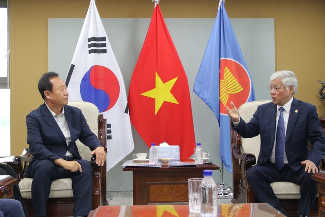 President of the VFF Central Committee Do Van Chien (R) proposes several ways to ensure the effective implementation of the Vietnamese Village project in Bonghwa county. (Photo: VNA) 2-8-vna-potal-chu-tich-do-van-chien-tham-dai-su-quan-va-gap-go-ba-con-nguoi-viet-tai-han-quoc-8186647.jpg