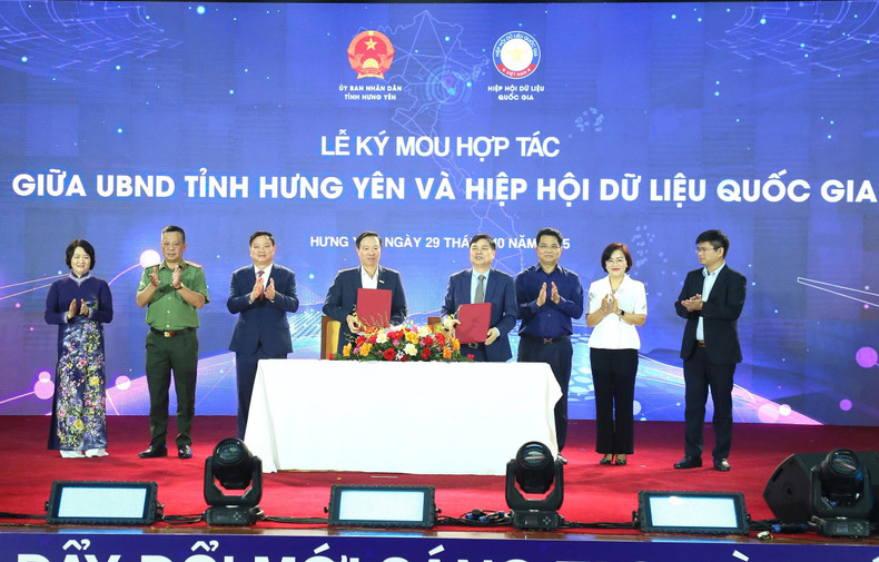Hung Yen Provincial People’s Committee and the National Data Association sign a Memorandum of Understanding on strategic cooperation. 29-10-hy-2.jpg
