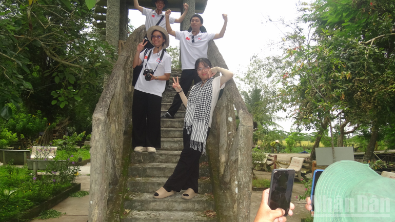 Students and tourists visit and learn about the ecological sites at the tourist area. 31-7-c4.png