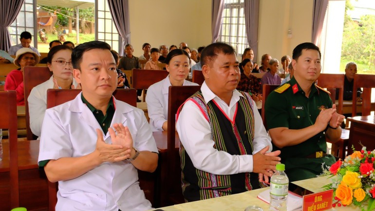 Dieu Sa Ret (sitting in the middle) at the meeting with the leaders of Dak Nhau commune, Dong Nai province. 31-7-p7.jpg