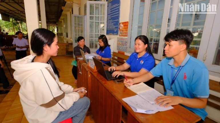Youth volunteers support people of Dak Nhau commune to go to the Commune Public Administration Service Centre to resolve administrative procedures. 31-7-p8.jpg