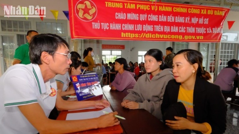 Bu Dang Commune Professional Department (Dong Nai) guides people to handle administrative procedures. 31-7-p2.jpg