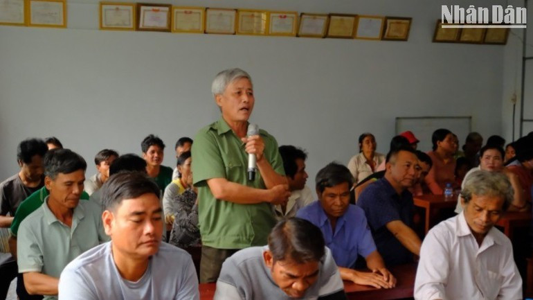People from Village 1, Bu Dang Commune, Dong Nai Province express their opinions at the meeting with the commune leaders. 31-7-p3.jpg
