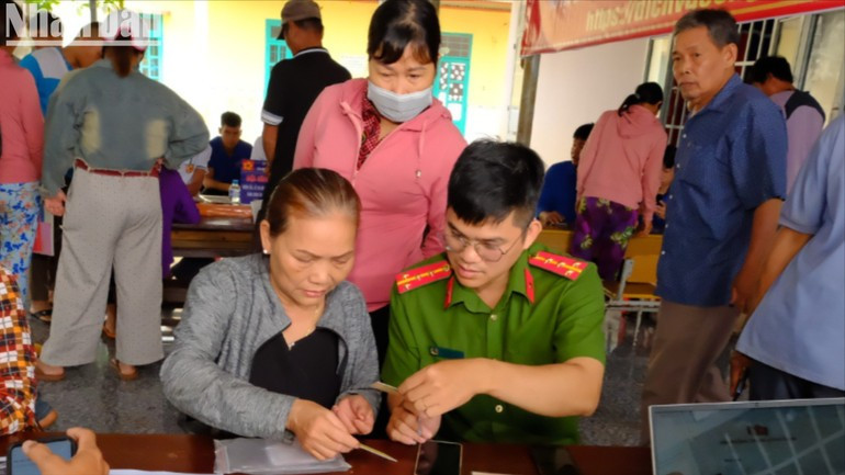 Bu Dang Commune Officials Guide People to Install VNeID 31-7-p4.jpg