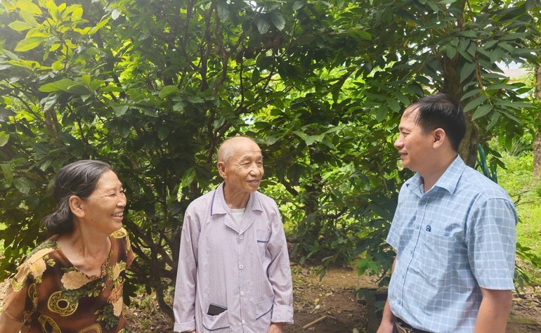 Veteran Nguyen Hong Nam and his wife are happy to be taken care of by the Party and the State. (Photo: Lam Quang Huy) 30-7-b3.jpg