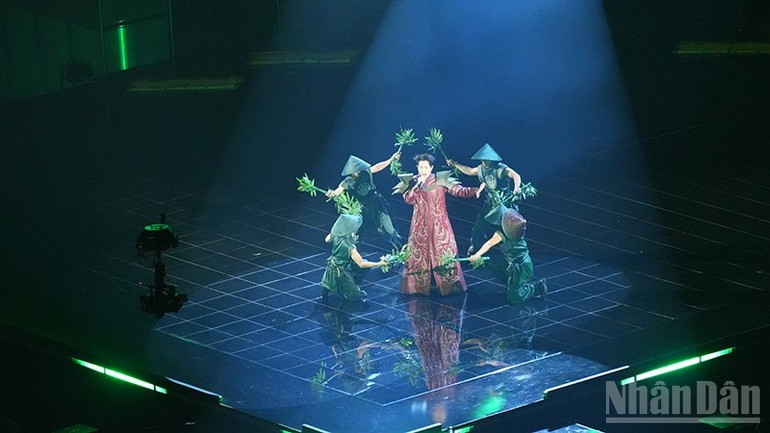 “Phu Dong Thien Vuong” performance by singer Duc Phuc and his crew. (Photo: XUAN HUNG) 31-9-duc-phuc-2.jpg