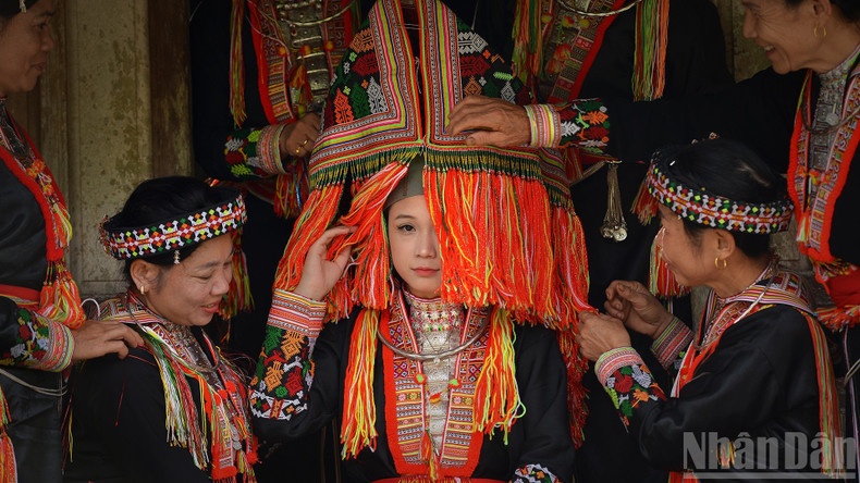 Traditional wedding ceremonies have been preserved by the Red Dao people for many generations. 24-10-a2.jpg