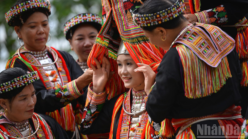 Impressive wedding costumes of Red Dao brides. 24-10-a3.jpg