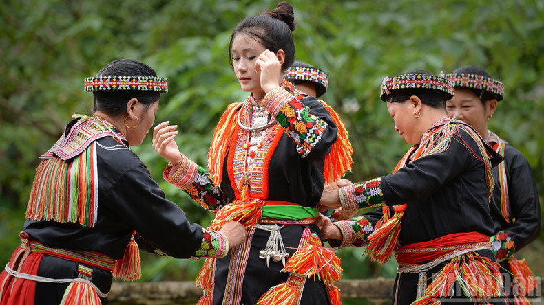 Traditional costumes of Red Dao women Tan Linh commune, Lao Cai province. 24-10-a6.jpg
