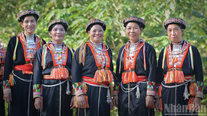 Traditional costumes of Red Dao women in Tan Linh commune, Lao Cai province. 24-10-a5.jpg