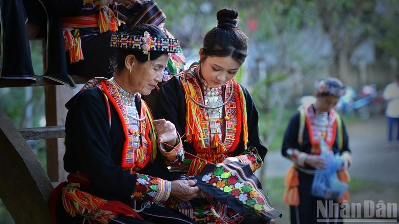 Teaching brocade embroidery techniques to the younger generation. 24-10-a7.jpg