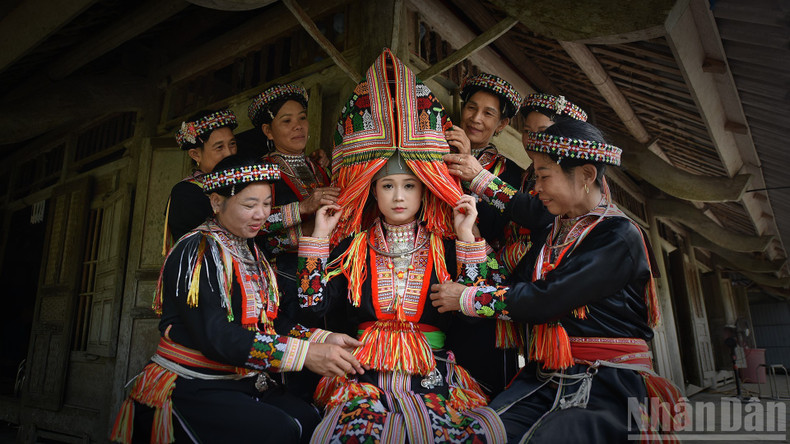 Wedding costumes of Red Dao women reflect aesthetic taste and skilful hands. 24-10-a4.jpg