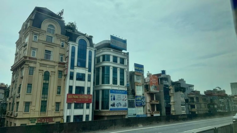 The Vietnamese housing market is actively shifting towards prioritizing residential areas around areas with high public transport density. (Photo: HNV) 28-7-nha3.jpg