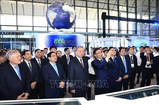 Party General Secretary To Lam, and Prime Minister Pham Minh Chinh (third from left) visit the exhibition showcasing outstanding scientific and technological achievements over the past 50 years (Photo: VNA) img-8907.jpg