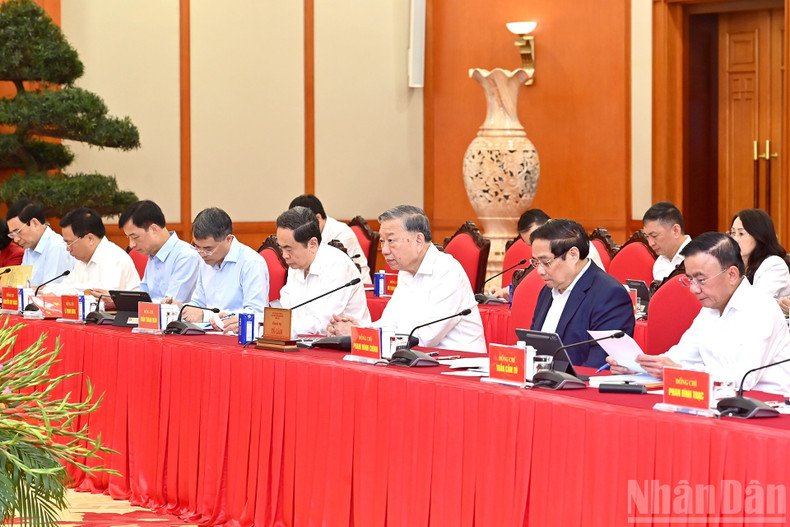 The Politburo works with the Standing Committee of the Party Committee of the Fatherland Front and Central mass organisations. 4-9-a7.jpg