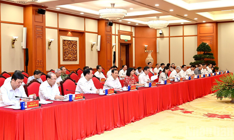 The Standing Committee of the Party Committee of the Fatherland Front, Central mass organisations attends the meeting. 4-9-a6.jpg