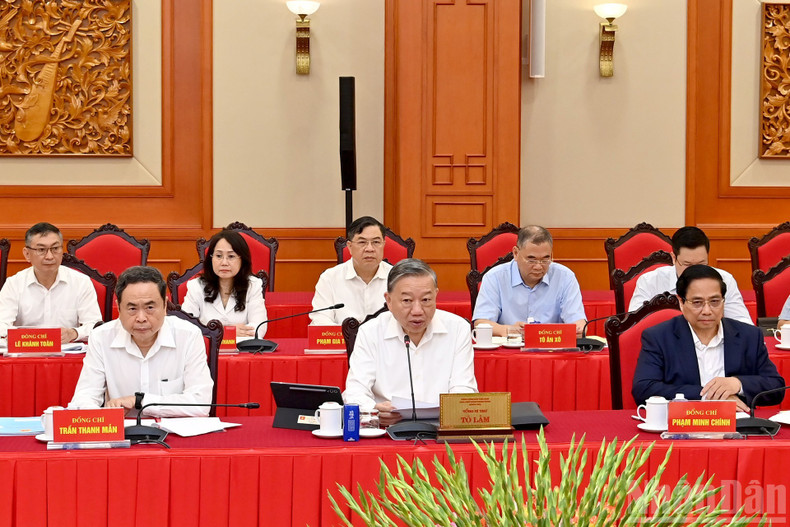 General Secretary To Lam chairs and delivers a speech directing the working session. 4-9-a3.jpg