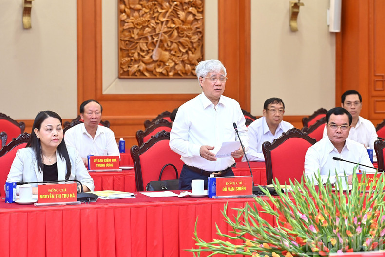 Do Van Chien, Politburo member, Secretary of the Party Central Committee, Secretary of the Party Committee of the Fatherland Front, Central mass organisations, Chairman of the Central Committee of the Vietnam Fatherland Front, speaks at the meeting. 4-9-a4.jpg