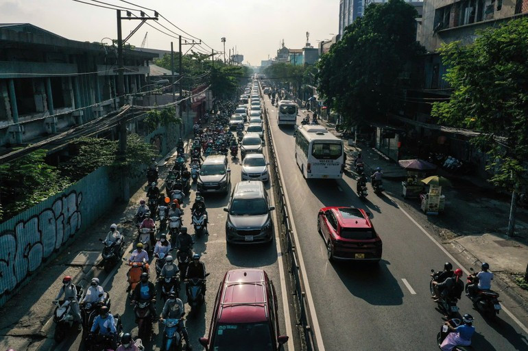Long line of cars on Nguyen Tat Thanh Street, District 4, Ho Chi Minh City. (Photo: HAI LONG) 9-6-thai2.jpg