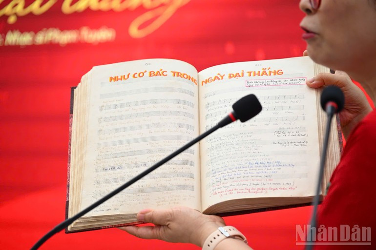 The song “As if Uncle Ho were here in the Great Victory Day” was neatly written by musician Pham Tuyen in a notebook. 30-8-t2.jpg