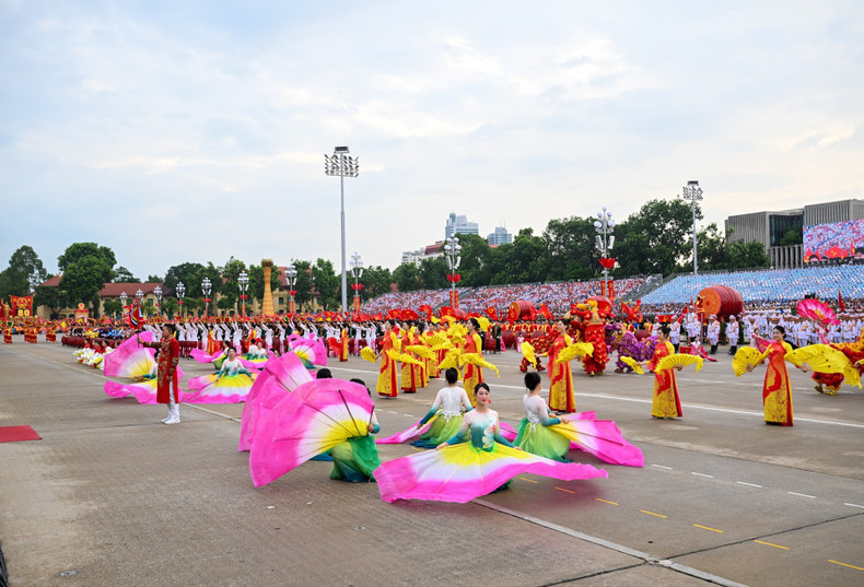 Nearly 16,000 personnel participated, marching in 43 formations, with 26 from the military and 17 from the public security force, alongside foreign military contingents, military and police vehicles, and artillery units. 30-8-a9.jpg