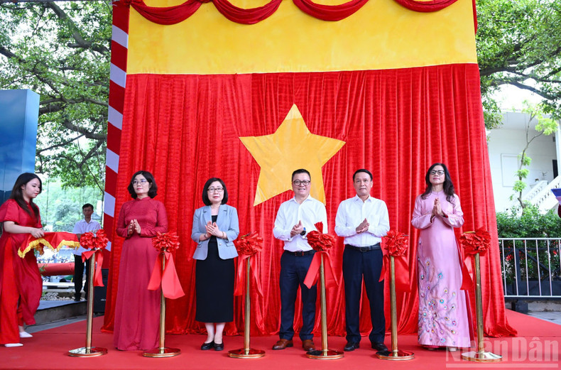 The delegates cut the ribbon to open the exhibition. 30-8-s2.jpg