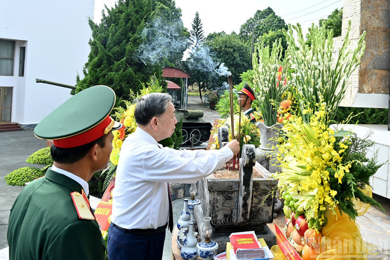 General Secretary To Lam offers incense to commemorate the Heroes and Martyrs at the Martyrs’ Memorial of the 12th Corps. 5-8-q5.jpg