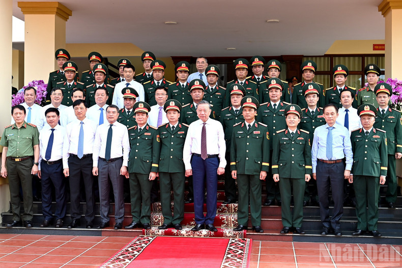 General Secretary To Lam, Secretary of the Central Military Commission, and Party and State leaders with delegates at the working session with the 12th Corps. 5-8-q9.jpg
