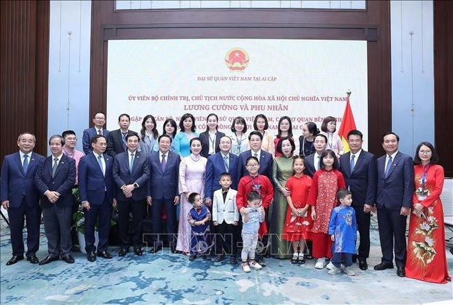 State President Luong Cuong, his spouse and a high-level delegation, with staff of the Vietnamese Embassy in Egypt. (Photo: VNA) 5-8-ctn2.jpg