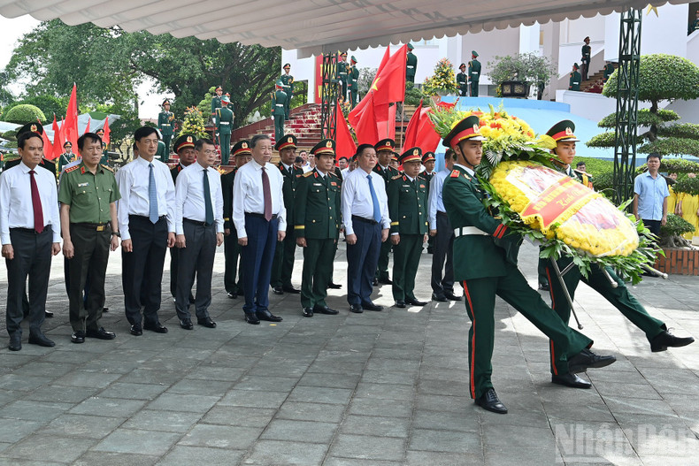 General Secretary To Lam and the Central delegation offer flowers to commemorate the Heroes and Martyrs at the Martyrs’ Memorial of the 12th Corps. 5-8-q4.jpg