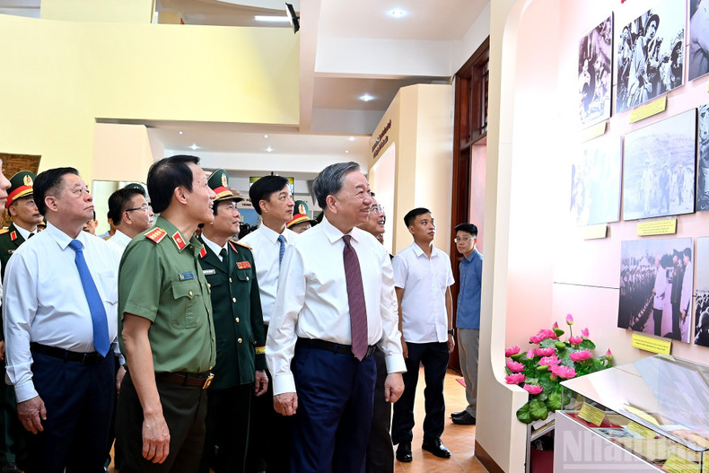 General Secretary To Lam and delegates visit the Traditional House of the 12th Corps. 5-8-q8.jpg