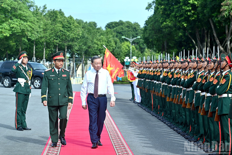 General Secretary To Lam, Secretary of the Central Military Commission, visits and works at the 12th Army Corps under the Ministry of National Defence. 5-8-q2.jpg